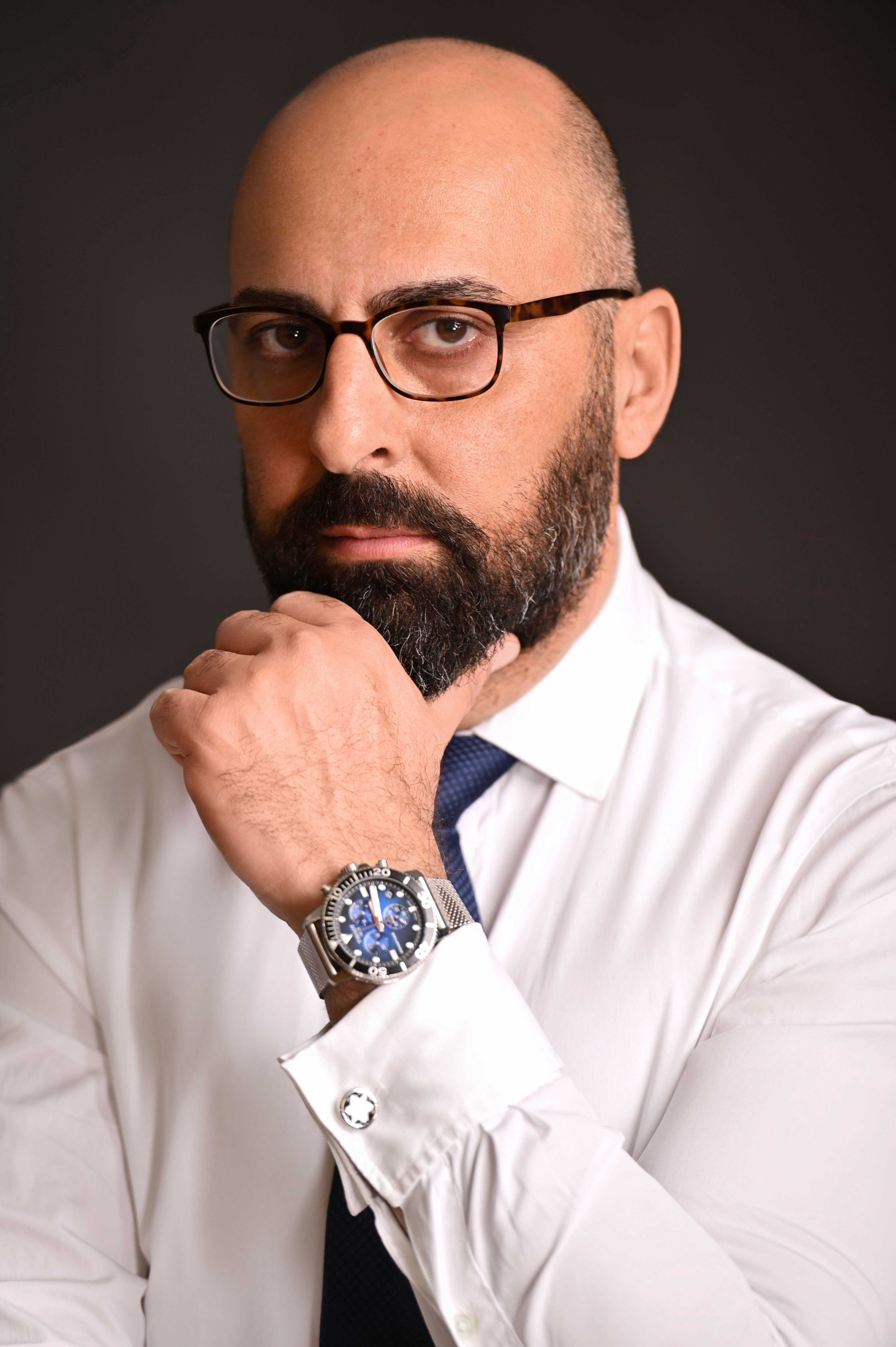 עו"ד ליאור פינחס בחולצה לבנה